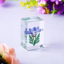 Load image into Gallery viewer, The Flower Market 2 Violet Flowers In Resin Ornament
