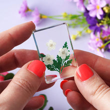 Load image into Gallery viewer, The Flower Market 3 White Flowers In Resin Ornament
